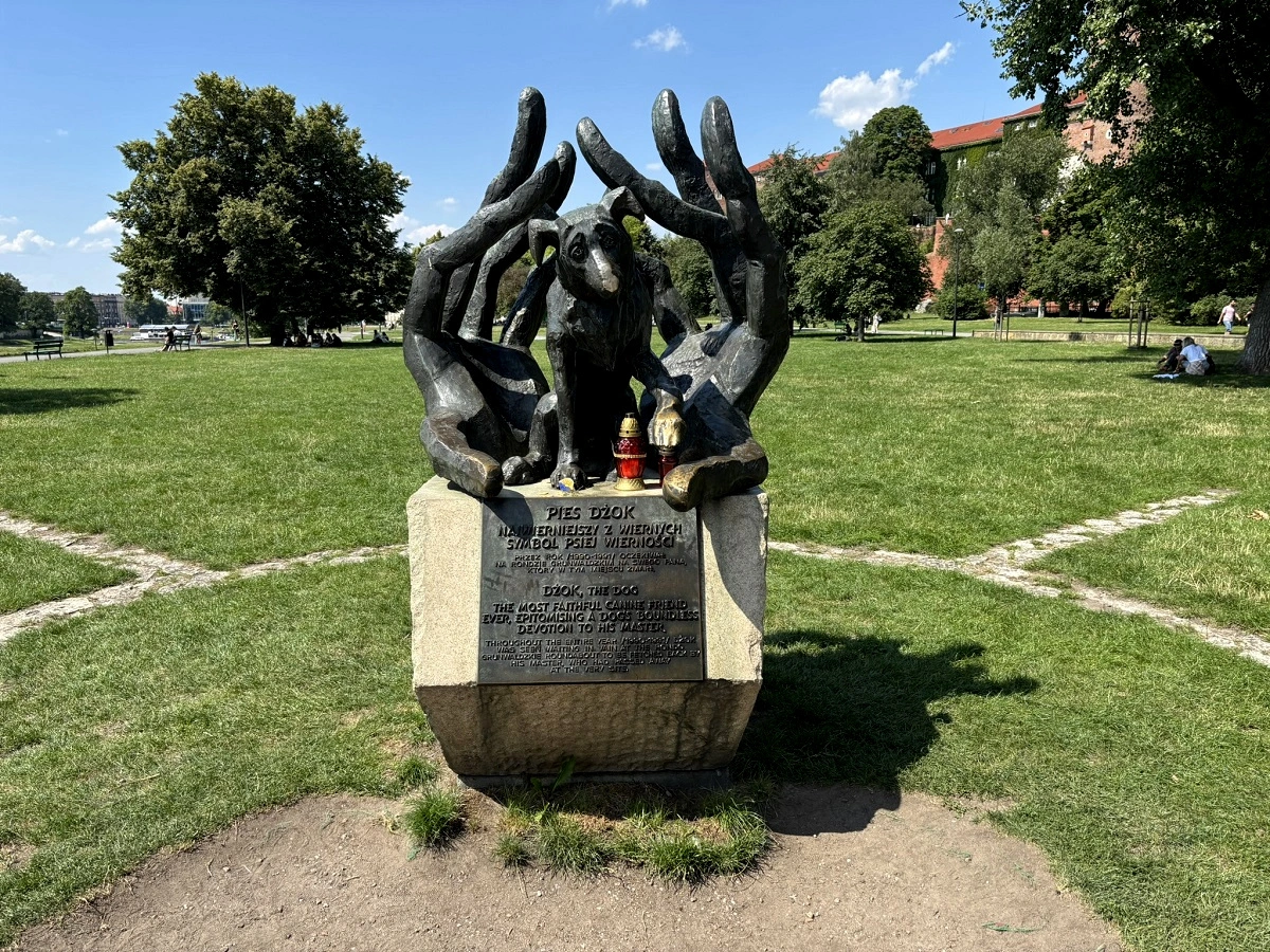 Standbeeld Dżok